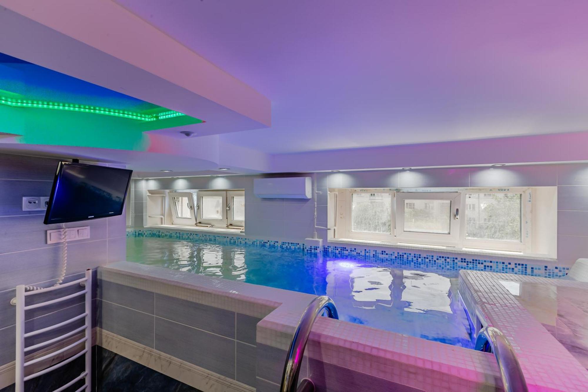 Luxury Apartment With Pool And Hammam Kyiv Exterior photo